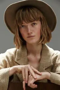 Lou_Scoof_model_SImon_Burstall_fashion_photography_hat_clyde_electric_feathers