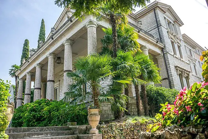 How Celebrities House Hunt