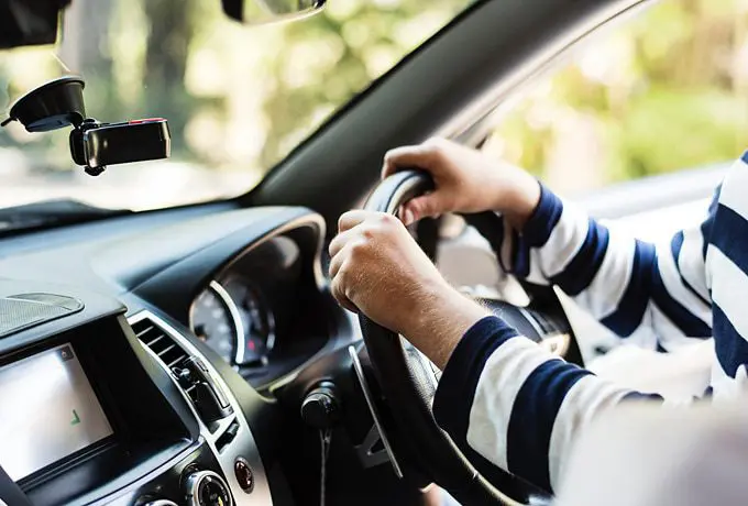 Learner drivers, technology and driving lessons