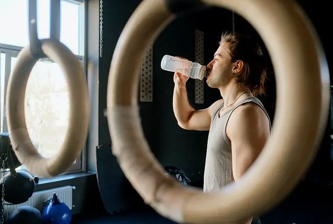 What Should I Drink While Exercising? 7 Tips