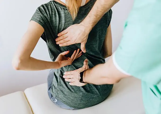 The Basics About Scoliosis & How to Find the Right Chiropractor for You