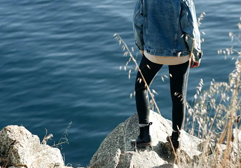 Petite and Powerful: Elevate Your Style with These Jean Hacks