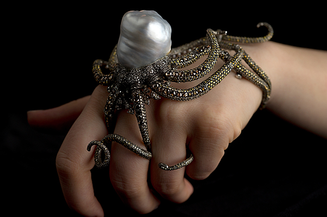 Jewellery Exhibition: Sevan Bicacki, Kraken cuff-ring, Gold, silver, diamonds, pearls