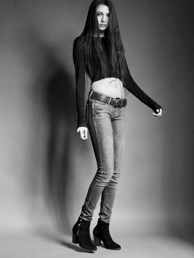 Denim fashion: T-shirt by Zara, belt by EDC Esprit, jeans by Zara
