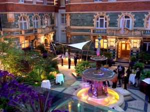 london hotel near buckingham palace with courtyard