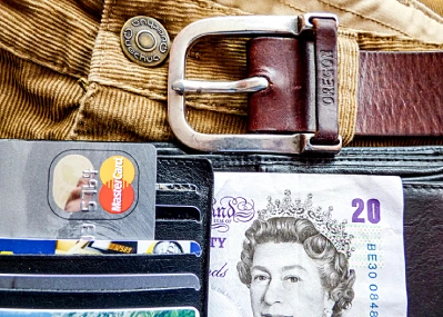 Which Type of Vegetable-Tanned Leather Is Best for Slim Wallet Designs?