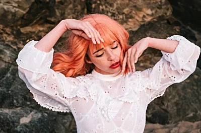 How Glueless Lace Wigs Simplify Your Routine?