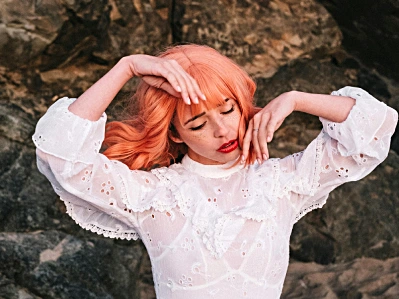 How Glueless Lace Wigs Simplify Your Routine?