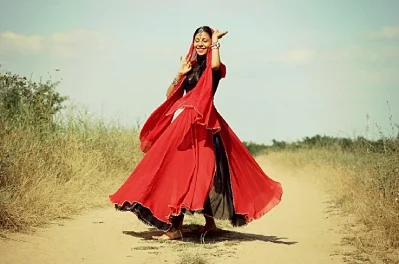 From Bollywood To Hollywood: Here’s Why Sarees Are Becoming A Global Style Statement