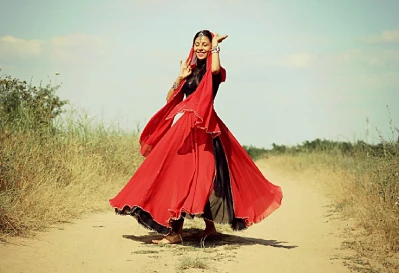 From Bollywood To Hollywood: Here’s Why Sarees Are Becoming A Global Style Statement