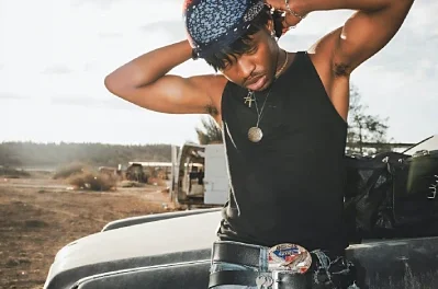 The Effortless Cool of Urban Style: Dressing Down, Done Right