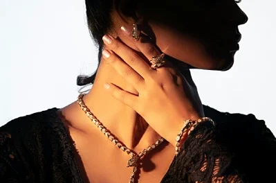 How Jewelry and Clothing Work Together to Make a Big Fashion Statement