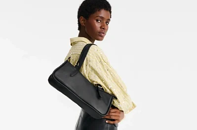 The “Noir” Essential: Why the Black Shoulder Bag Owns the Winter Night