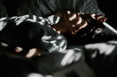 6 Summer Travel Sleep Habits That Make Long Trips Easier on Your Body